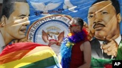 Un defensor del matrimonio gay ondea una bandera frente al Teatro Paramoun, en Seattle. Obama dijo que sus comentarios sobre los gays fueron obligados por una "salida" del vicepresidente Joe Biden.