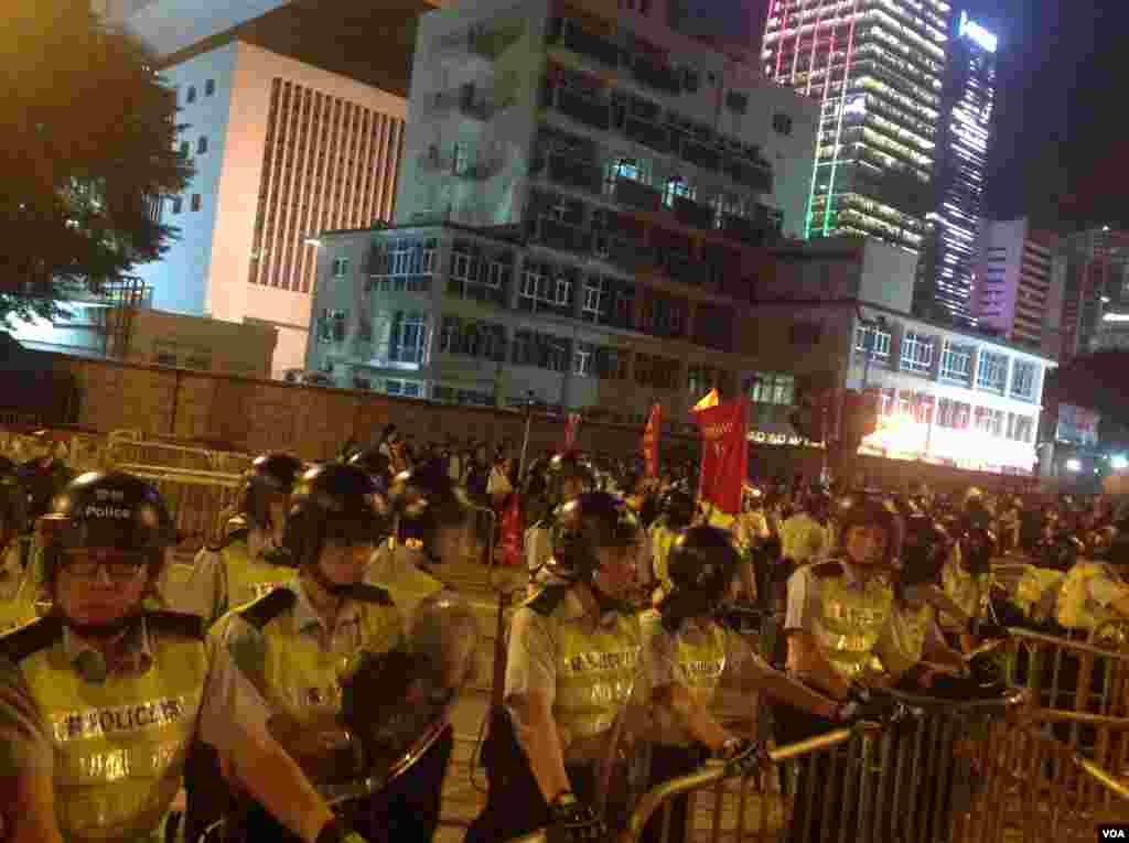 数千香港学生市民在金钟聚会与警方对峙 (美国之音海彦 拍摄) 