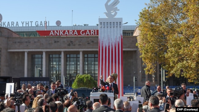 Ailelerin, ölenler anısına Ankara Garı önünde bir anıt heykel oluşturulması talebi bugün sonuç verdi. Ancak anıtın açılışı siyasi tartışmaya yol açtı.