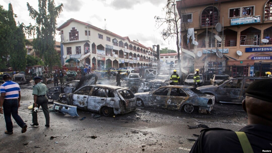 Bekas serangan militan di Abuja (25/6) lalu. Militan kembali menyerang Nigeria utara Minggu (29/6). 