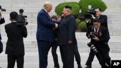 Ông Trump và ông Kim tại cuộc gặp hôm 30/6.