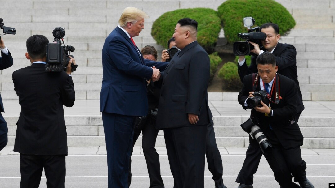 Predsednik SAD Donald Tramp i severnokorejski lider Kim Džong Un na teritoriji Severne Koreje
