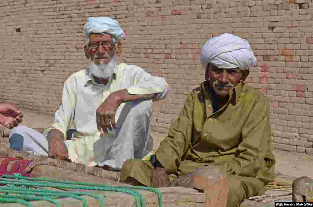 پاکستان کا شمار دنیا کے ان ممالک میں ہوتا ہے جہاں ابھی بھی شہری&nbsp;آبادی کی نسبت دیہی آبادی کا تناسب زیادہ ہے۔