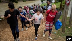 ARCHIVO - Migrantes llegan a Lajas Blancas, Panamá, después de cruzar el Tapón del Darién desde Colombia con la esperanza de llegar a EEUU, el jueves 26 de septiembre de 2024.