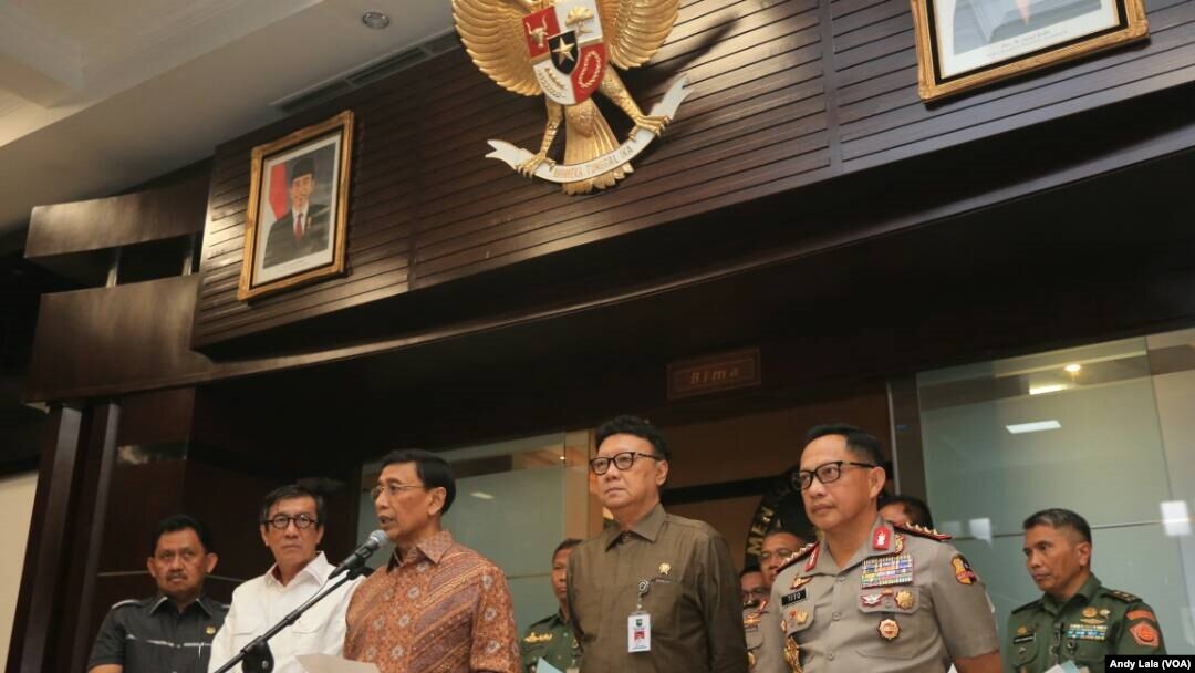 Menkopolhukam Wiranto mengumumkan pembubaran HTI didampingi Menkumham Yasona Laoly, Mendagri Tjahyo Kumolo dan Kapolri Jenderal Tito Karnavian di kantor Kemenkopolhukam Jakarta, Senin, 8 Mei 2017. (Foto: VOA/Andylala)