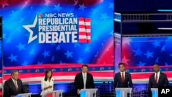 Los cinco precandidatos republicanos que cualificaron para el tercer debate del partido, debaten en el Adrienne Arsht Center for the Performing Arts de Miami, el 8 de noviembre de 2023.