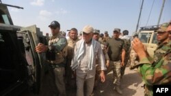 هادلی العامری (وسط) به همراه نیروهای امنیتی عراقی