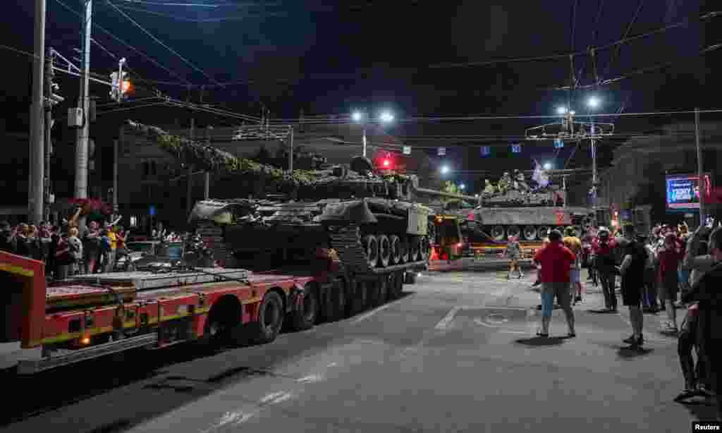 Fighters of Wagner private mercenary group pull out of the headquarters of the Southern Military District to return to base, in the city of Rostov-on-Don, Russia, June 24, 2023.&nbsp;