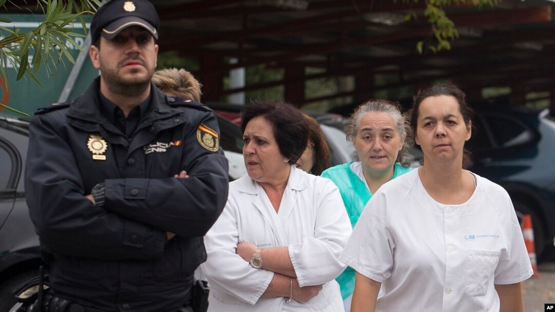 Para perawat Spanyol menuntut pengunduran diri Menteri Kesehatan setelah seorang rekan mereka tertular ebola (6/10).