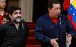 Maradona sorprendido ante el enérgico anuncio del presidente Chávez de romper relaciones con Colombia en 2010.