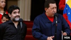 Maradona sorprendido ante el enérgico anuncio del presidente Chávez de romper relaciones con Colombia.