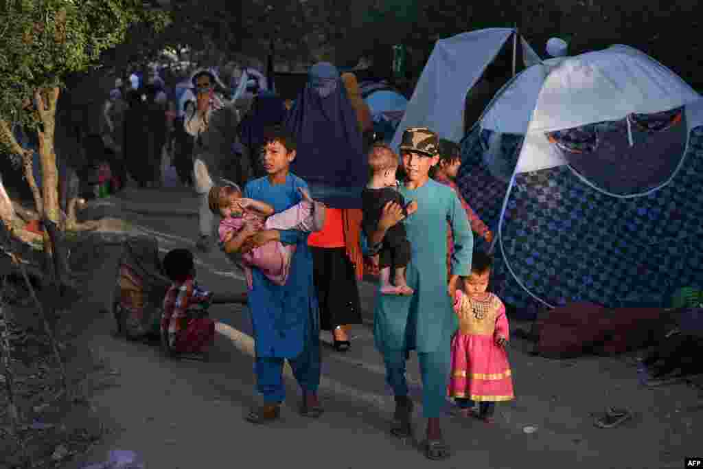 Tolibon egallagan viloyatlardan poytaxtga qochgan aholi. Kobul, Afg&#39;oniston.