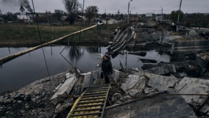 Una mujer camina por un puente destrozado en Bakhmut, Ucrania, el 11 de noviembre de 2022. 