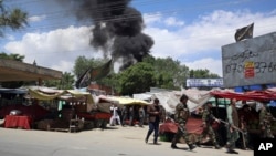 Asap hitam mengepul dari rumah sakit bersalin pasca serangan bersenjata di Kabul, 12 Mei 2020. (Foto: dok).