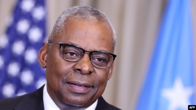 Sekretari amerikan i Mbrojtjes Lloyd Austin duke folur përpara një takimi të aleatëve për Ukrainën