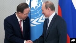 Sekjen PBB Ban Ki-moon (kiri) bertemu dengan Presiden Rusia Vladimir Putin di kota Sochi, Rusia (17/5). 