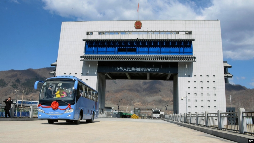 Sebuah bus wisata melaju melewati perbatasan China dan Korea Utara, di Ji'an di provinsi Jilin timur laut China, menuju Korea Utara, 8 April 2019. (AFP). 