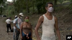 El venezolano José Rivas, de 52 años, hace fila para recibir ayuda de la Cruz Roja en Pamplona, ​​Colombia, el 7 de octubre de 2020.