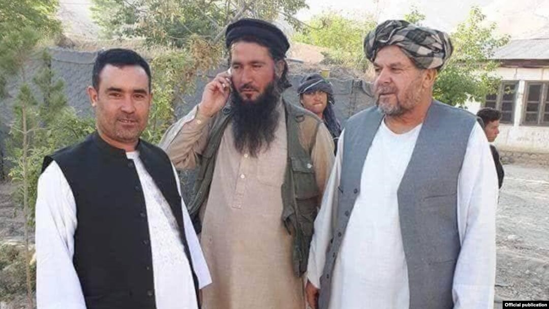 د افغانستان په جوزجان ولایت کې د داعش یو کمانډر چې د تصویر په منځ کې لیدل کیږي، حکومت ته تسلیم شوی دی. دا عکس افغان پوځ جاري کړی 