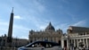 Un coche de policía patrulla en la Plaza de San Pedro en el Vaticano el 13 de octubre de 2023. 