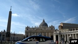 Un coche de policía patrulla en la Plaza de San Pedro en el Vaticano el 13 de octubre de 2023. 