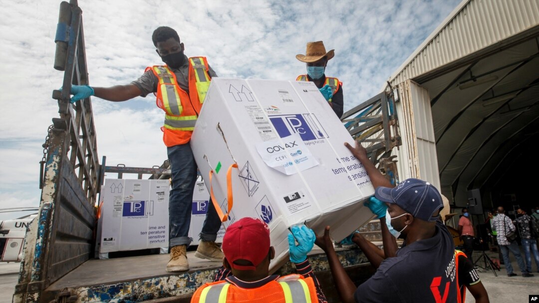 Amakarato yuzuye Incanco za COVID-19 z'ikompanyi AstraZeneca zahinguriwe mu Buhindi zishitse ko kibuga c'indege Mpuzamakungu c'i Mogadishu, muri Somaliya, kw'italiki 15/03/2021.