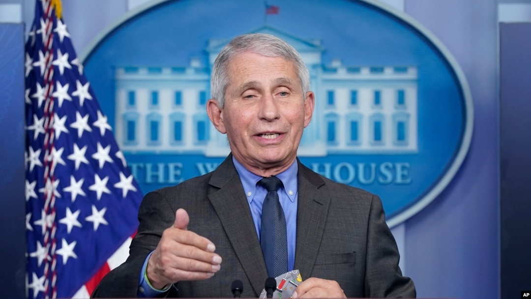 El Dr. Anthony Fauci, director del Instituto Nacional de Alergias y Enfermedades Infecciosas, dice que la variante ómicron del coronavirus parece no ser tan servera.
