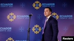 El presidente de Ecuador, Daniel Noboa, quien busca la reelección, observa el día de un debate presidencial televisado, en Quito, Ecuador, el 19 de enero de 2025.