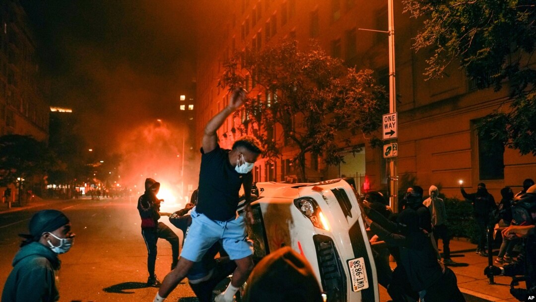 Manifestantes vandalizan vehiculos cerca de la Casa Blanca el 31 de mayo de 2020, durante las protestas por la muerte de George Floyd.