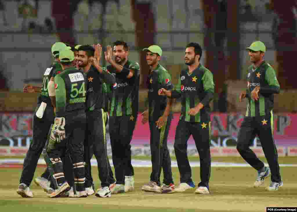 پاکستان کی جانب سے محمد عامر، محمد نواز اور شعیب ملک نے دو دو کھلاڑیوں کو پویلین کی راہ دکھائی۔