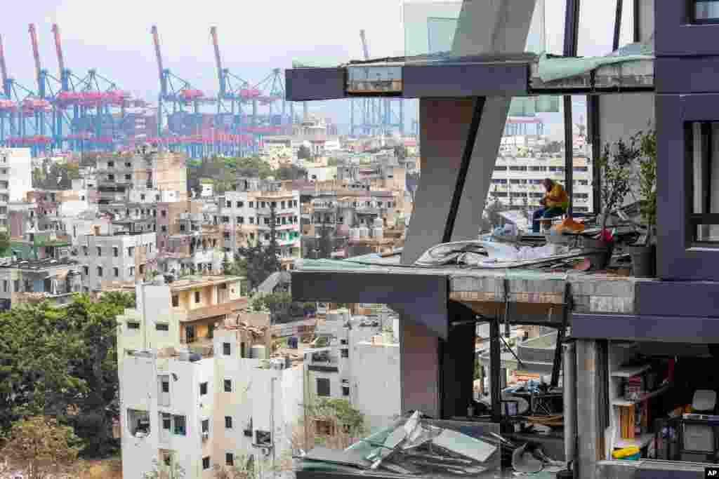레바논 베이루트의 대형 폭발 사고로 파손된 고층 아파트 안에 한 남자가 앉아있다. 