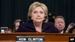 ရီပတ်ဘလစ်ကန်တွေ ဦးဆောင်တဲ့ အောက် လွှတ်တော် ကော်မတီက ကြားနာ စစ်ဆေးပွဲ တက်ရောက်တဲ့ အမေရိကန် နိုင်ငံခြားရေးဝန်ကြီးဟောင်း Hillary Clinton။ (အောက်တိုဘာ ၂၂၊ ၂၀၁၅)