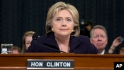 La candidate démocrate, l'ancien secrétaire d'État Hillary Rodham Clinton témoigne devant la commission d'enquête sur Benghazi, à Washington, le 22 octobre 2015. (AP Photo/Evan Vucci)