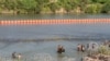 ABD'nin Meksika sınırındaki Rio Grande Nehri'nde yerleştirilen turuncu dubalar, 16 Temmuz 2023. 