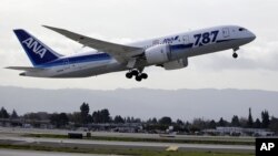 Sebuah pesawat Boeing 787 Dreamliner milik maskapai penerbangan ANA tinggal landas dari bandari San Jose, California menuju Tokyo, Jepang, 11 Januari 2013. (AP Photo/Marcio Jose Sanchez). Baik ANA maupun JAL telah melarang terbangsemua pesawat 787 Dreamliner, menyusul pendaratan darurat di Takamatsu, pulau Shikoku, Jepang barat, akibat adanya asap di kabin pesawat tersebut, Rabu (16/1).