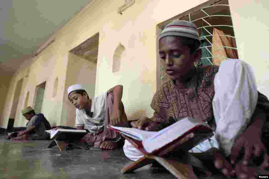 Anak-anak mengaji di madrasah sambil menunggu waktu berbuka di Dhaka, Bangladesh. 
