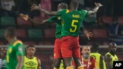 'Yan wasan Kamaru Vincent Aboubakar da Michael Ngadeu-Ngadjui suna murnar zura kwallo a ragar Comoros