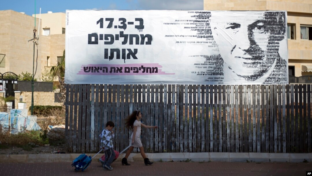 Poster raksasa bergambar PM Israel Benjamin Netanyahu di Netanya, Israel, 2 Maret 2015 (Foto: AP Photo/Ariel Schalit). 