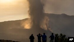 Жители острова наблюдают за продолжающимся извержением вулкана 