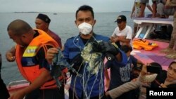 Спасательная команда ищет обломки индонезийского самолета потерпевшего крушение 9 января 2021 г.