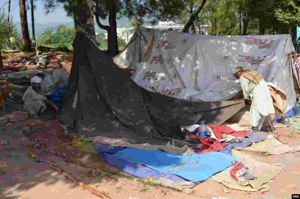 طاہر القادری نے 14 اگست کو لاہور سے انقلاب مارچ کا آغاز کیا تھا جو اسلام آباد پہنچ کر 20 اگست سے پارلیمان کے سامنے ڈی چوک میں احتجاجی دھرنے میں تبدیل ہو گیا تھا۔ 