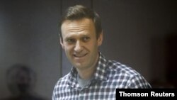 ARCHIVO - El líder opositor ruso Alexei Navalny asiste a una audiencia para considerar una apelación contra una decisión judicial anterior para cambiar su sentencia suspendida a una pena de prisión real, en Moscú, Rusia, el 20 de febrero de 2021.