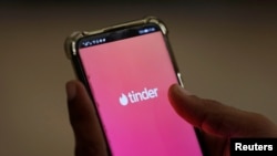 Aplikasi kencan Tinder pada sebuah ponsel, 1 September 2020. (Foto: dok).