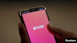 一部手机上的约会应用程序Tinder。(2020年9月1日)