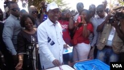 Guiné-Bissau, Eleições Gerais de 13 de Abril de 2014, Presidente Manuel Serifo Namadjo coloca o seu voto