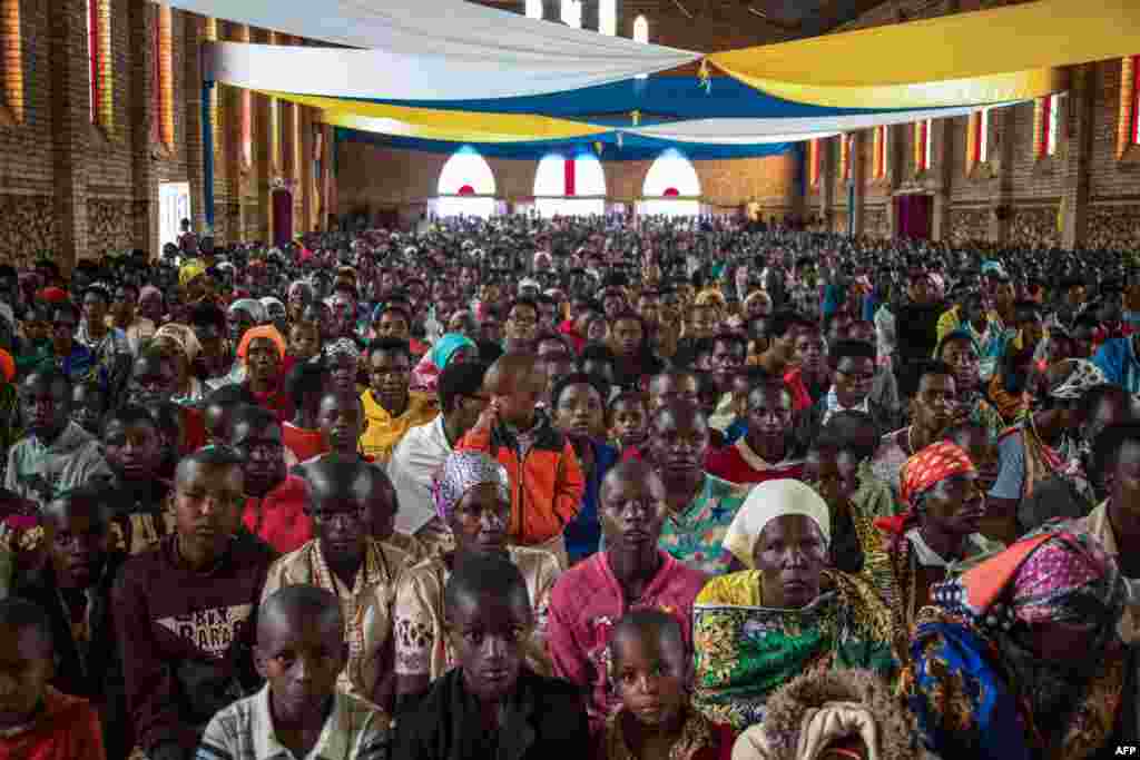 Devotos cat&#243;licos asisten a la misa de Pascua en la parroquia Saint Aloys d&#39;Ijenda en Ijenda, Burundi, el 4 de abril de 2021. 