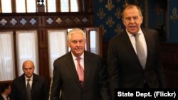 Menlu AS Rex Tillerson dan Menlu Rusia Sergei Lavrov menjelang pertemuan bilateral mereka di Osobnyak Guest House, Moskow, Rusia, 12 April 2017.