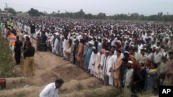 People offer funeral prayers for the victims of Sunday's fuel tanker fire in Bahawalpur, Pakistan, June 27, 2017. Thousands of mourners in Pakistan have attended the collective funeral for 130 victims of a massive fuel tanker fire on a central highway earlier this week. 