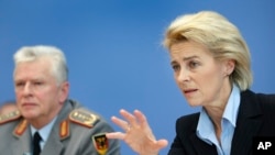 Menteri Pertahanan Jerman Ursula von der Leyen, (kanan) dan Volker Wieker, Inspektur Jenderal angkatan bersenjata Jerman, memberikan keterangan kepada media saat konferensi pers bersama di Berlin, Jerman, 3 Desember 2015. (Foto:dok).