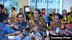 Presiden Jokowi berbicara kepada wartawan usai membuka rapat kerja nasional kementerian Agraria dan Tata Ruang BPN di hotel Sahid Jaya, Jakarta, Rabu, 10 Januari 2018. (Foto: Biro Pers Istana)